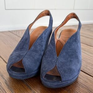 L’amour des pieds Odette suede sling back peep toe pumps size 9.5